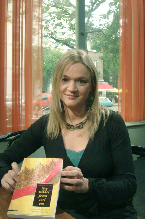 Override of the title Brigitte Ars met boek in de boekenoptv studio
